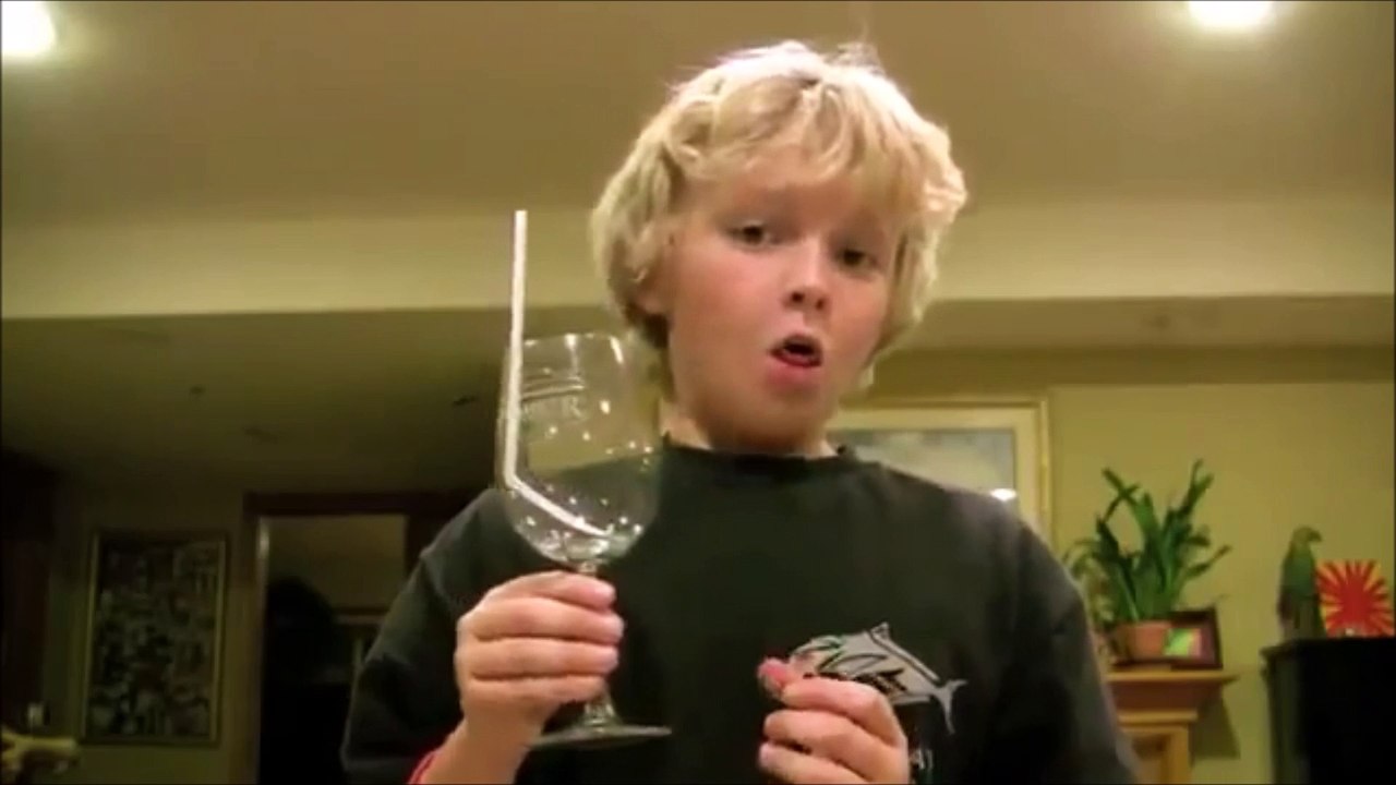 Un garçon casse un verre avec sa voix