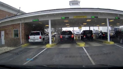 Un SUV un peu trop pressé de quitter la station service..