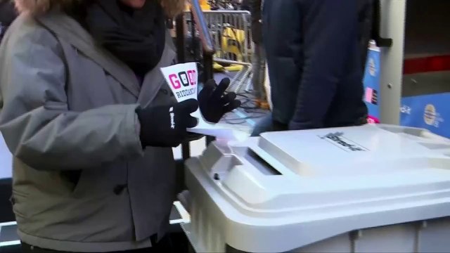 Aux Etats-Unis, les New-Yorkais jettent leurs mauvais souvenirs de l'année à la poubelle