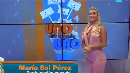 présentatrice TV avec tenue ultra moulante