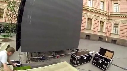 écran LCD géant ruiné par un employé