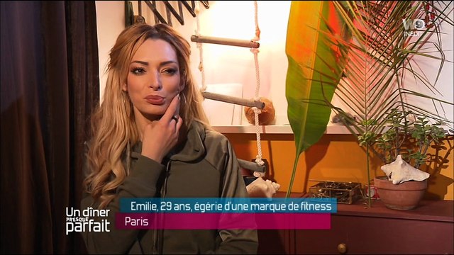 Les candidats du dîner de W9 doivent manger un œuf de cent ans - Emilie Nef Naf de Secret Story ne se sent pas bien