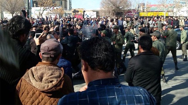 İran'da Hayat Pahalılığından Şikayet Eden Gruplar Sokağa İndi!