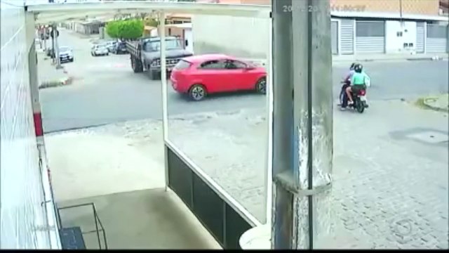 Milagro: motorista se salva tras caer bajo este camión