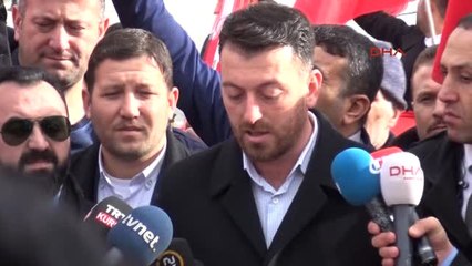 Video herunterladen: Şehit Aileleri ve Gaziler CHP Önüne Siyah Çelenk Bıraktı