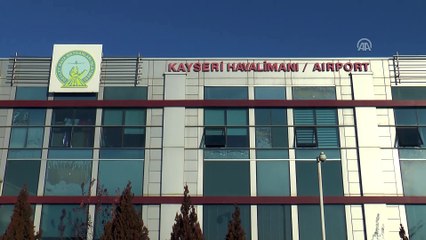 Rus turistler Kayseri'de karanfillerle karşılandı