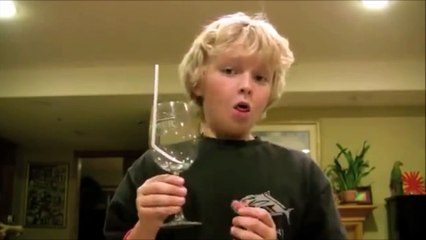 Ce gamin réussit à briser un verre avec sa voix... Fou