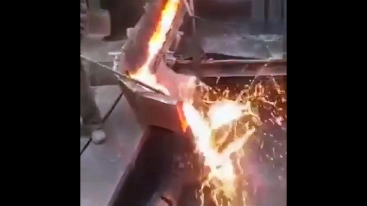 Cet homme touche du métal en fusion à main nue