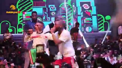 Wizkid et Davido : chaudes retrouvailles entre les deux stars sur scène. (vidéo)
