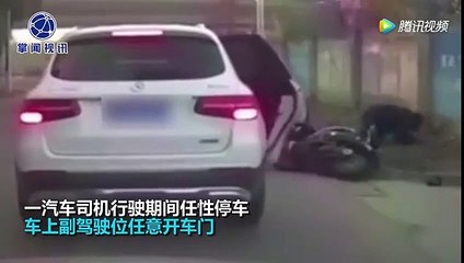 Ce mortard est plié en 2 par une porte de voiture ouverte sans regarder !