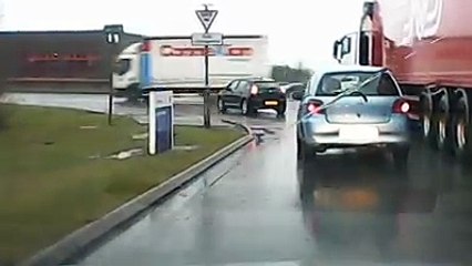 Ce camion emporte une voiture dans un virage !! Bravo régis..