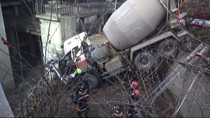 서울 서강대교에서 레미콘 트럭 추락...1명 중상 / YTN