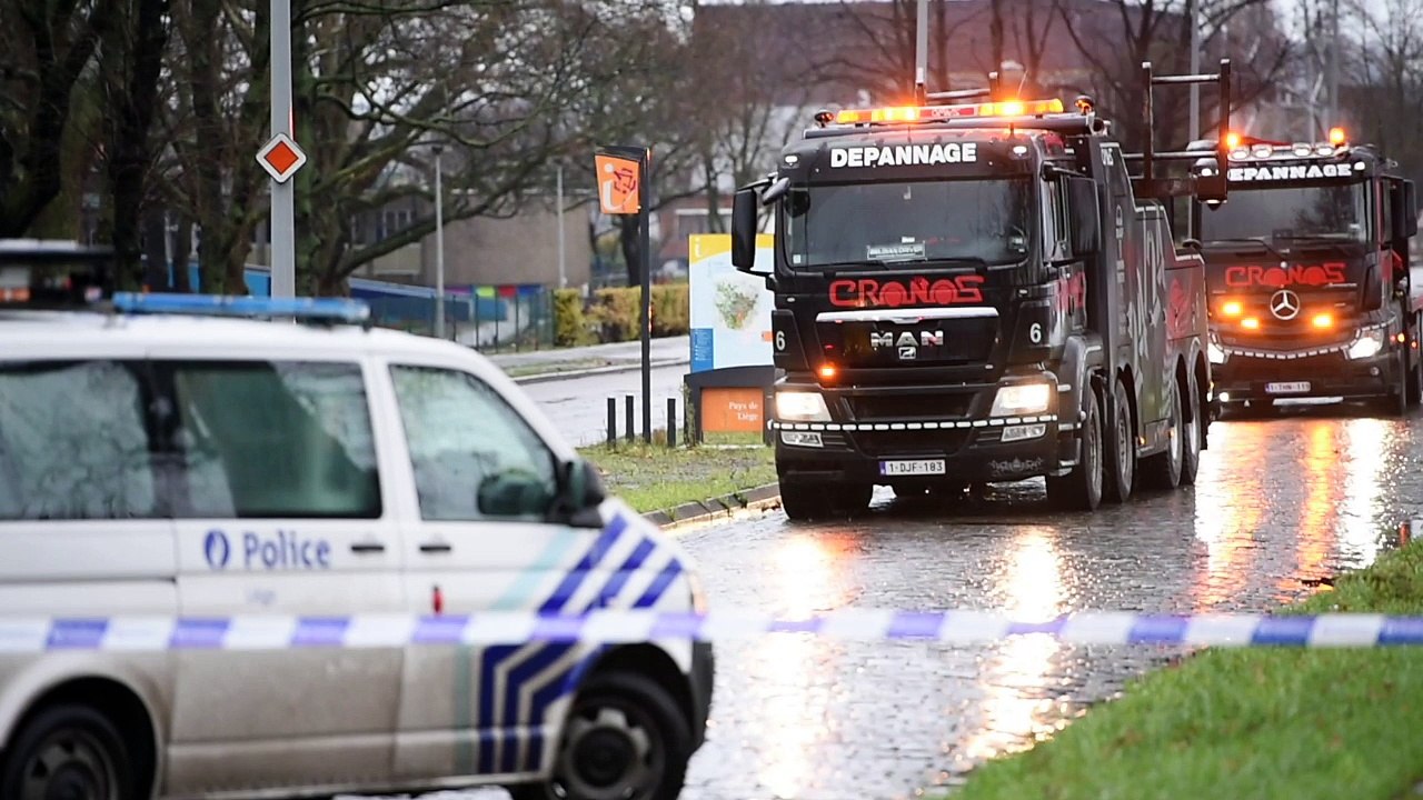 Liege une voiture à l'eau quai de wallonie