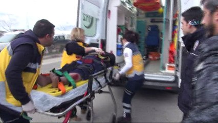 Minibüsün çarptığı eşinin ayakucunda dakikalarca ağladı... Kaza anı  kamerada