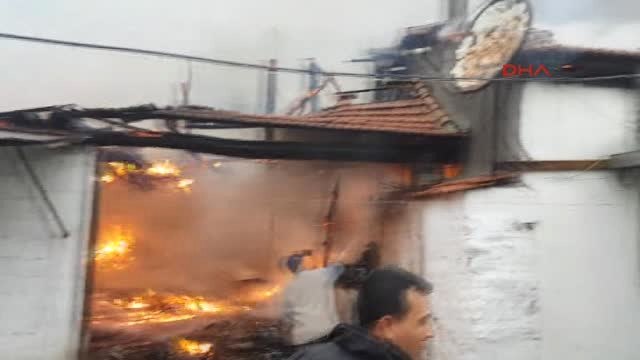 Manisa Kırkağaç'taki Yangında Bir Ev Yandı 2 Ev Zarar Gördü
