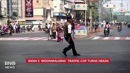 Un policier Indien fait la circulation en faisant du moonwalk