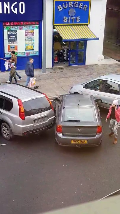 Une femme emboutit deux voitures pour se garer, puis s'en va discrètement