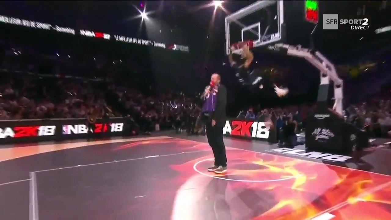 DJ Stephens fait un remake de Vince Carter en passant par-dessus Fred Weis !