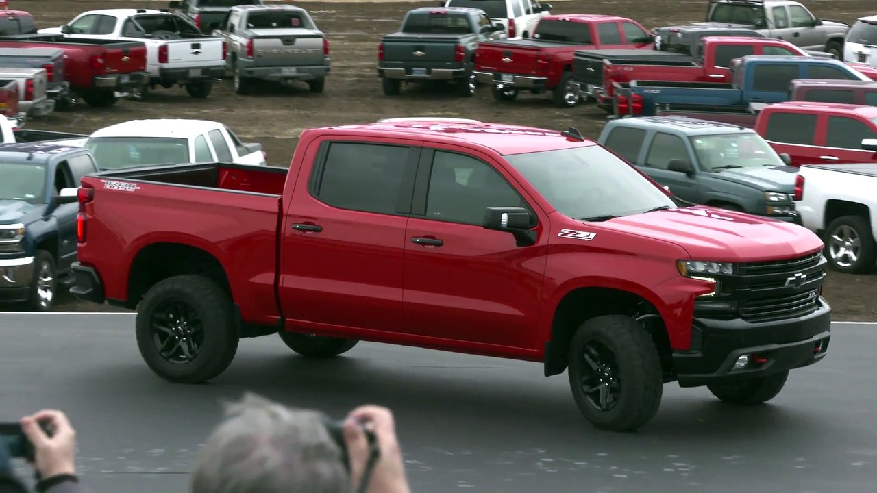 Next-gen Chevy Silverado revealed at Chevy Truc...