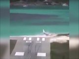 Cet avion rate complètement son atterrissage et fini à la mer en bout de piste