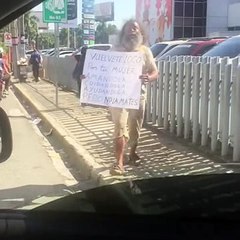 Loco en Santo Domingo anda en las calles con un mensaje