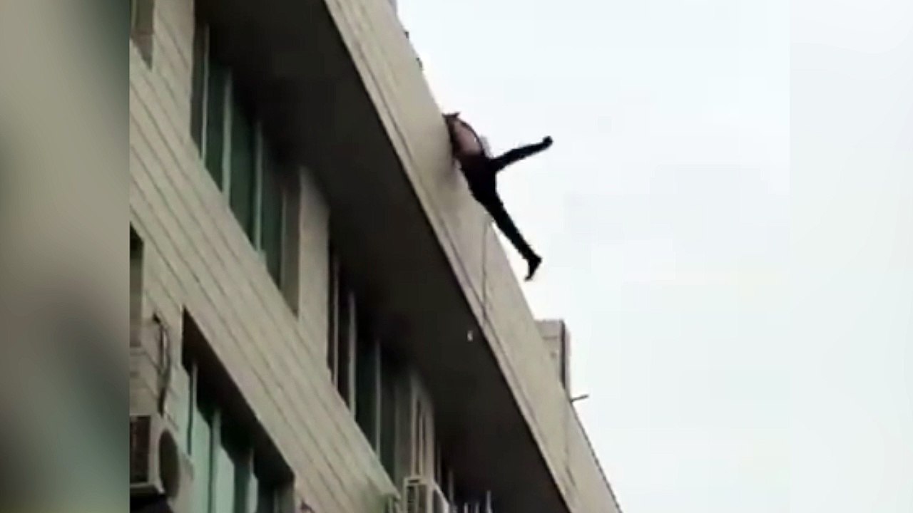 Bomberos salvan a un hombre despechado que se quería tirar por el balcón