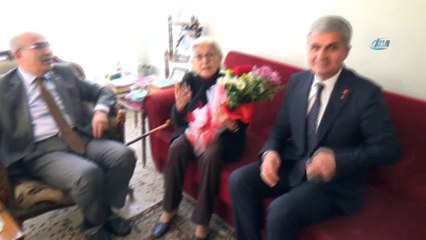 80 yıl önce Atatürk’le fotoğraf çekilen yaşlı kadın o anı tekrar anlattı