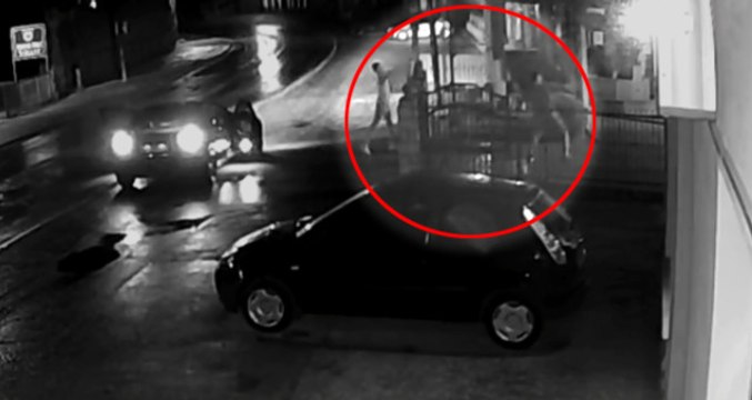 Bosna'da Avusturyalı İki Futbolcu Camiye Bira Şişesi Fırlatıp Kaçtı