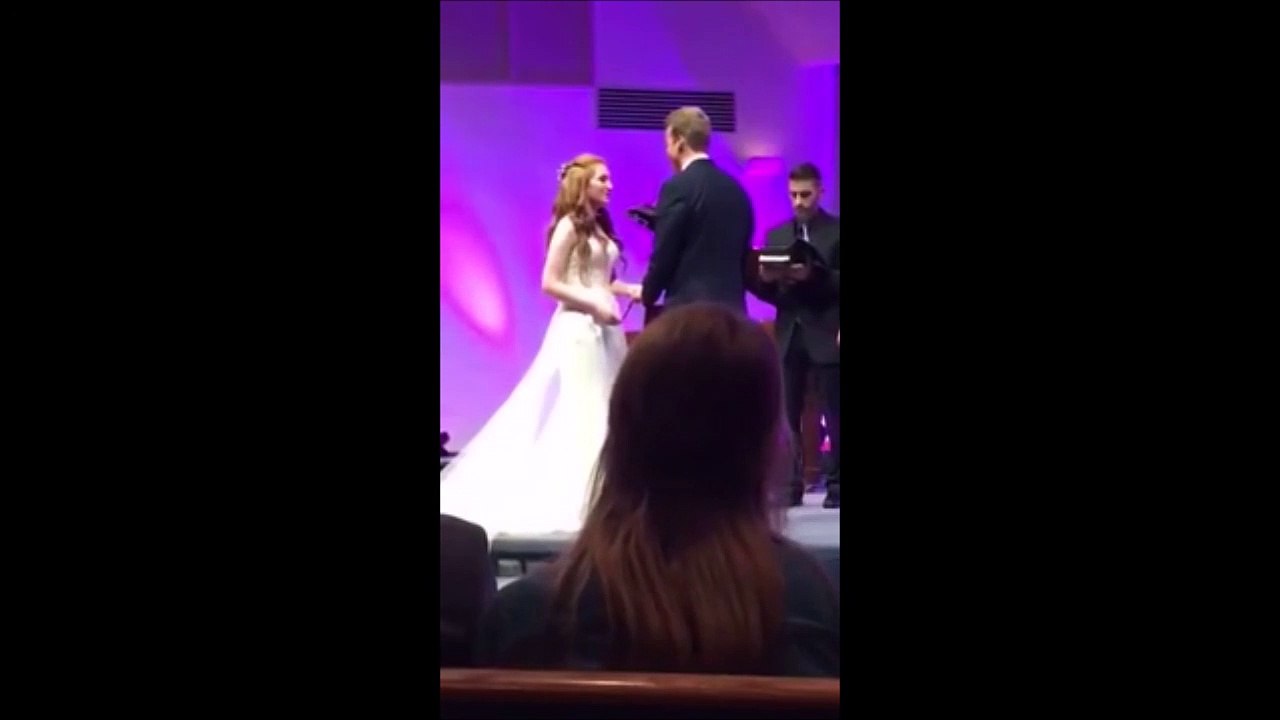 Il fait un gros malaise en plein mariage... Faceplant douloureux
