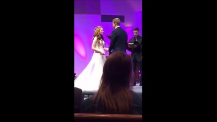 Il fait un gros malaise en plein mariage... Faceplant douloureux
