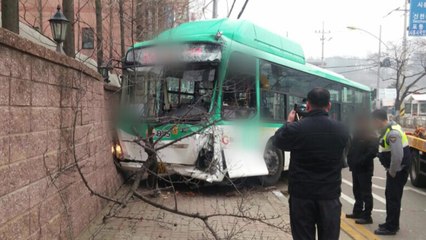 시내버스끼리 충돌...승객 등 12명 부상 / YTN