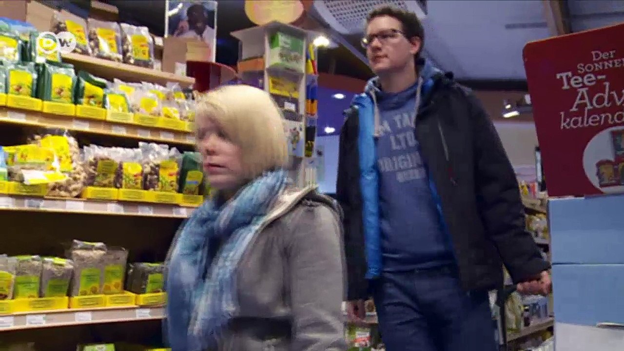 Reporter - Gelähmte lernen Laufen mit Exoskelett | DW Deutsch