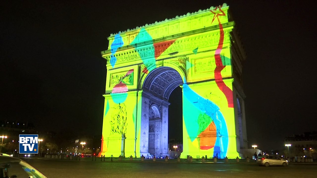 Avant le feu d'artifice du nouvel an, répétition générale sur les Champs-Elysées