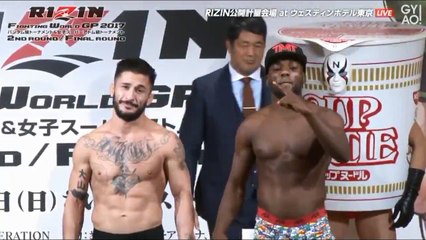 Un combattant MMA met une claque à son futur adversaire