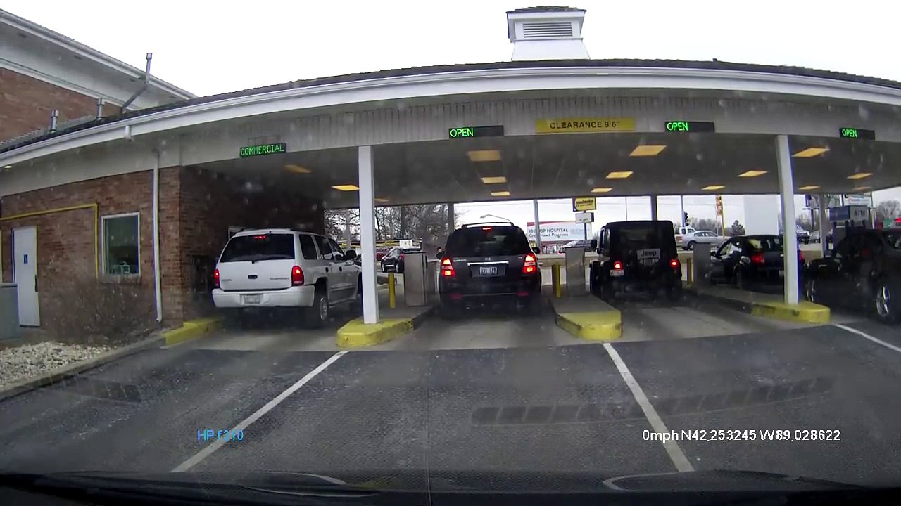 une voiture démarre en trombe et fait un saut