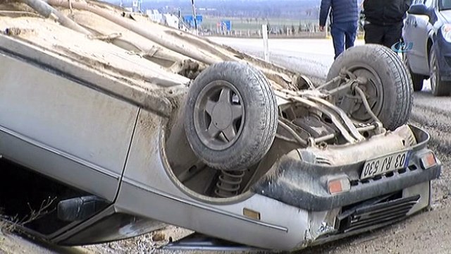Takla atan otomobilden burnu dahi kanamadan kurtuldu
