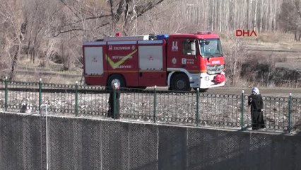 Erzurum Oltu Çayına Düşen Tavuğu İtfaiye Kurtardı