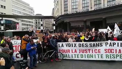 Plus de 200 manifestants délivrent un ordre de quitter le territoire à Theo francken