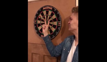 Il se prend une fléchette dans un doigt en faisant le con.