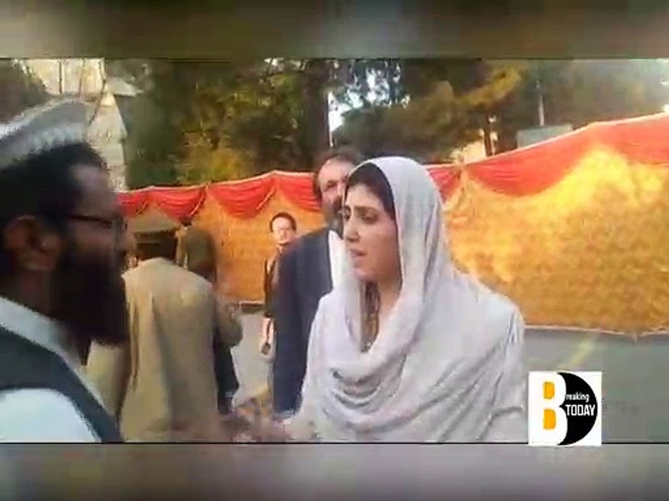 Ayesha Gulalai got insulted by Molvi