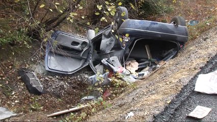 Ters dönen otomobilden sağ çıktılar. 2 yaralı