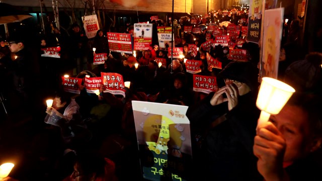 시민단체, 이명박 前 대통령 자택 앞 촛불집회 / YTN