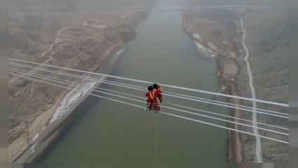 Una línea de alta tensión a 300 metros de altura