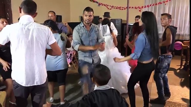 Roman Düğünleri Alışkanlık Yapar | Aç Bir Coca Cola İç