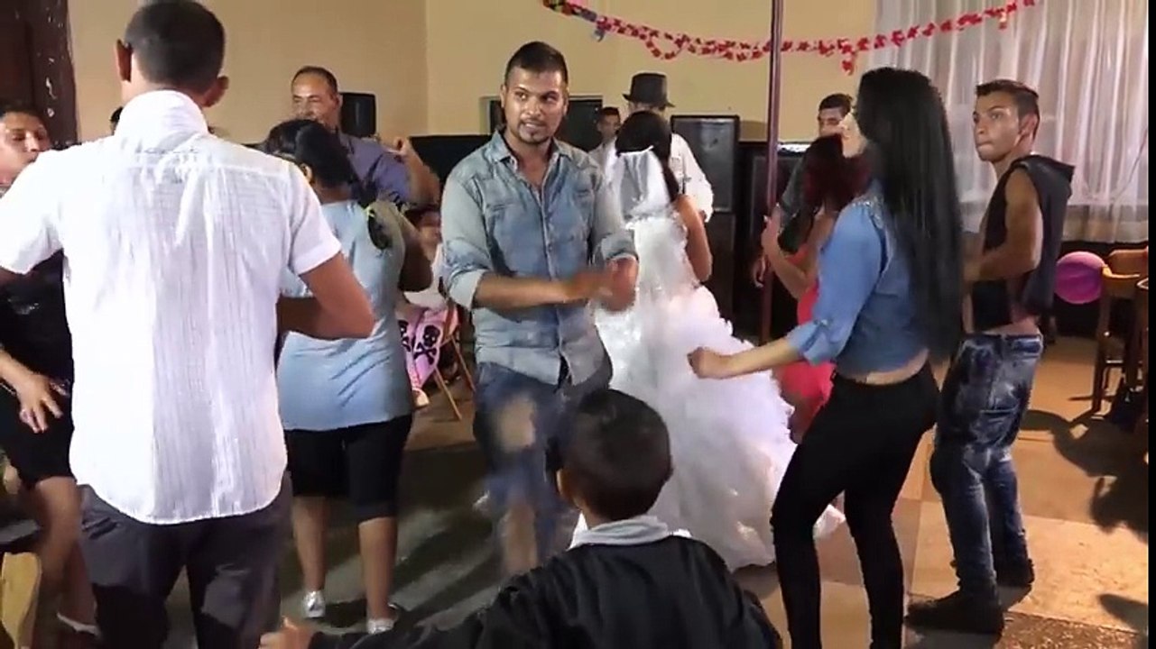 Roman Düğünleri Alışkanlık Yapar | Aç Bir Coca Cola İç