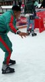 Un homme fait du patin à glace pour la première fois