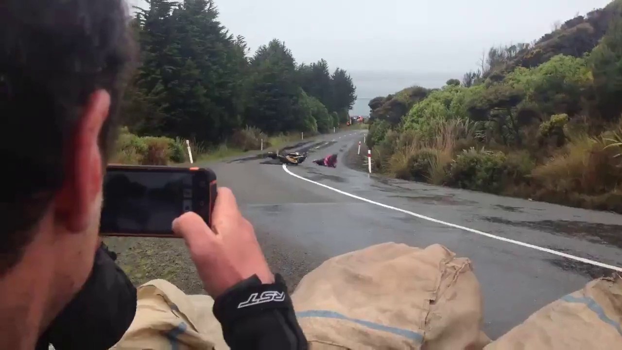Des photographes frolés par un motard qui chute... C'est pas passé loin!