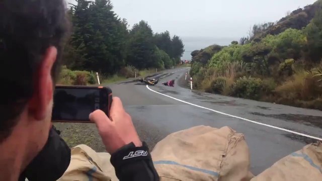 Des photographes frolés par un motard qui chute... C'est pas passé loin!