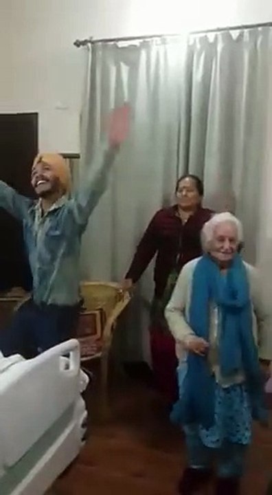 Danse indienne d'une famille pour leur papi à l'hopital !