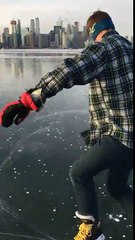 Download Video: Faites du patin à glace sur l'eau gelée du port de Toronto au canada !